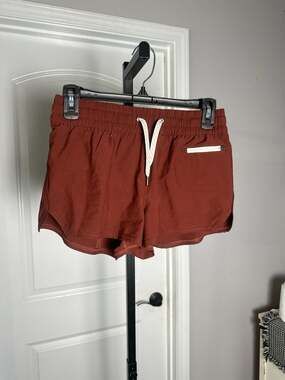 Vuori Women's Clementine Short 2.0 Rust size small #335
